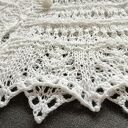 Biała pelerynka - klasyczny dodatek do komunijnego stroju