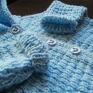 Cieplutki, rozpinany sweterek wykonany w całości ręcznie, na drutach i na szydełku z mięciutkiej, tureckiej włóczki akrylowej przeznaczonej dla dzieci. Rękodzieło