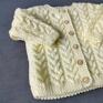 Rozpinany (drewniane guziczki mięciutki, ciepły sweterek, wykonany w całości ręcznie, na drutach z włóczki akrylowej przeznaczonej dla dzieci:) niemowlę