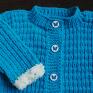 rozpinany sweterek wykonany z miękkiej włóczki akrylowej. guziczki niemowlę
