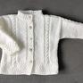 niemowlę rozpinany sweterek ze stójką, wykonany w całości ręcznie, na włóczka akrylowa