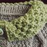 Rozpinany szary sweterek z guziczkami - buźkami i z zielonym, ażurowym kołnierzykiem. Włóczka