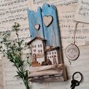 Rustykalny wieszak z domkami no 1