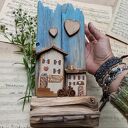 Rustykalny wieszak z domkami no 1