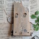 Rustykalny wieszak z szarymi domkami no 1