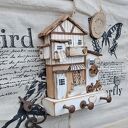 Wieszak z jasnymi domkami klucze i inne drobiazgi no 1