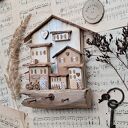 Rustykalny wieszak z jasnym miasteczkiem no 1