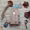 Drewniany wieszak z domkami no 2