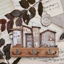 Rustykalny wieszak z domkami no 1