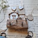 Rustykalny wieszak z białymi domkami