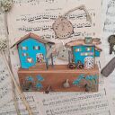 Wieszak z malowanymi modrakami