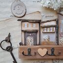 Rustykalny wieszak z domkami no 1