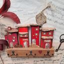 Wieszak z czerwonymi domkami No 1