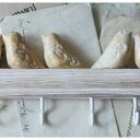 Wieszak z kremowymi ptaszkami