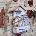 Rustykalny wieszak z białym miasteczkiem no 2