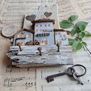 Rustykalny wieszak z szarymi domkami no 1