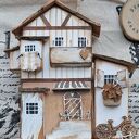 Wieszak z jasnymi domkami klucze i inne drobiazgi no 1