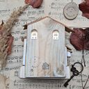 Rustykalny wieszak z białym miasteczkiem no 2