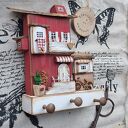 Czerwony domek wieszak na klucze i ubrania