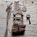 Rustykalny wieszak z domkiem no 1