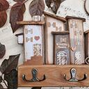Rustykalny wieszak z domkami no 1