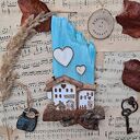 Drewniany wieszak z domkami no 2