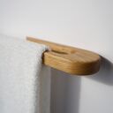 Minimalistyczny dębowy wieszak na ręcznik do łazienki