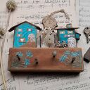 Wieszak z malowanymi modrakami