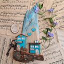 Rustykalny wieszak z turkusowymi domkami no 1