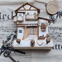 Wieszak z jasnymi domkami klucze i inne drobiazgi no 1