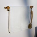 Długi minimalistyczny dębowy wieszak na ręczniki do łazienki