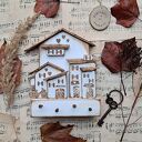 Rustykalny wieszak z białym miasteczkiem no 2