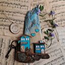 Rustykalny wieszak z turkusowymi domkami no 1