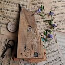 Rustykalny wieszak z turkusowymi domkami no 1