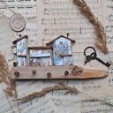 Rustykalny wieszak z patynowanym miasteczkiem no 1