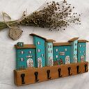 Wieszak z domkami w odcieniach turkusu - ręcznie malowana dekoracja z drewna