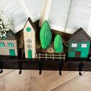 Drewniany wieszak z domkami