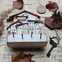 Rustykalny wieszak z białym miasteczkiem no 2