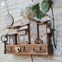 Rustykalny wieszak z domkami no 1