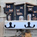 Wieszak z czarnymi domkami no 1