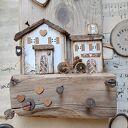 Rustykalny wieszak z białymi domkami