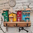 Wieszak z kolorowymi domkami no 1