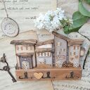 Rustykalny wieszak z domkami no 1