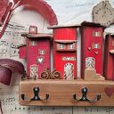 Wieszak z czerwonymi domkami No 1