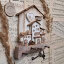 Rustykalny wieszak z jasnym miasteczkiem