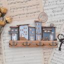 Wieszak z szarymi domkami