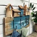 Drewniany wieszak ścienny z malowanym pejzażem - Fiordy