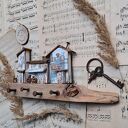 Rustykalny wieszak z patynowanym miasteczkiem no 1