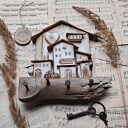 Rustykalny wieszak z jasnym miasteczkiem