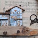 Rustykalny wieszak z patynowanym miasteczkiem no 1